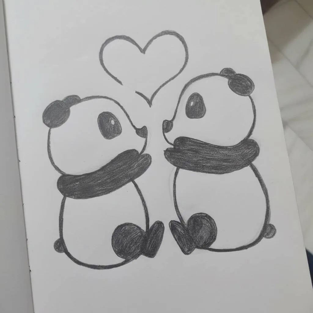 Desenho de dois pandas fofos se olhando com um coração acima